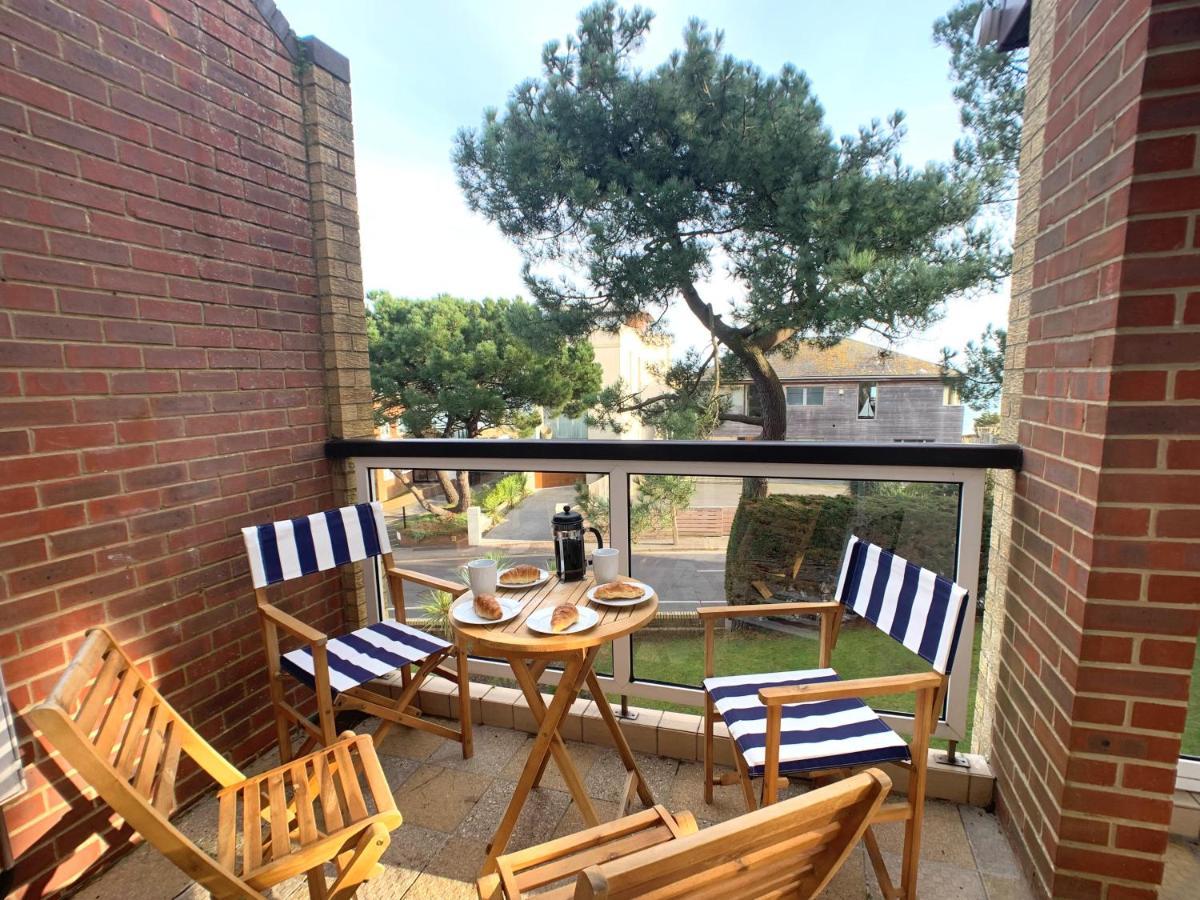 Top Floor Sandbanks Apartment With Free Parking Just Minutes From The Beach And Bars Canford Cliffs Ngoại thất bức ảnh