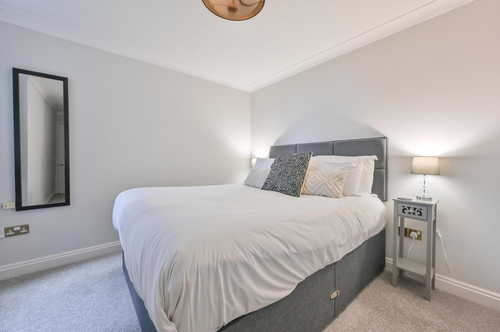 Top Floor Sandbanks Apartment With Free Parking Just Minutes From The Beach And Bars Canford Cliffs Ngoại thất bức ảnh