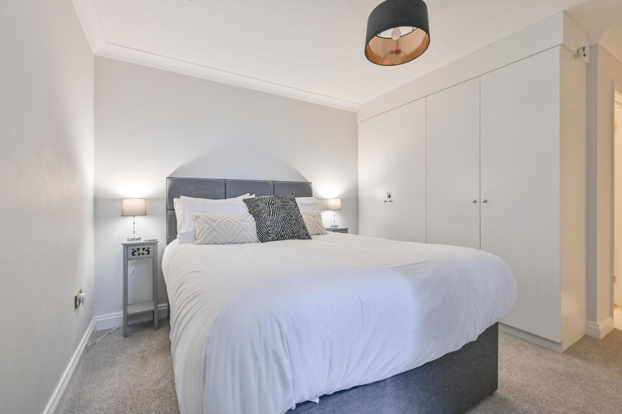 Top Floor Sandbanks Apartment With Free Parking Just Minutes From The Beach And Bars Canford Cliffs Ngoại thất bức ảnh