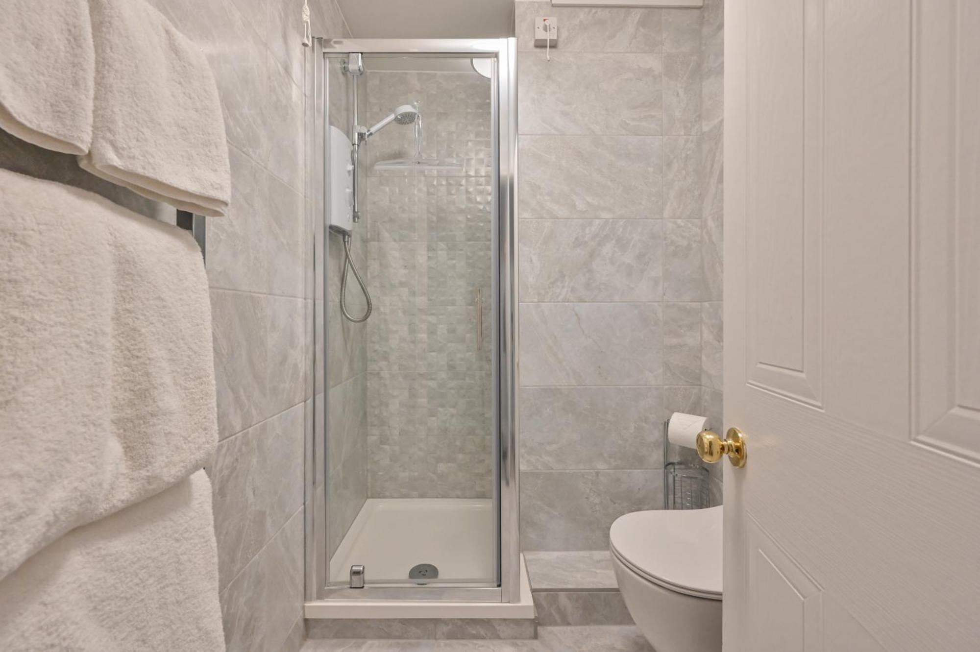 Top Floor Sandbanks Apartment With Free Parking Just Minutes From The Beach And Bars Canford Cliffs Ngoại thất bức ảnh