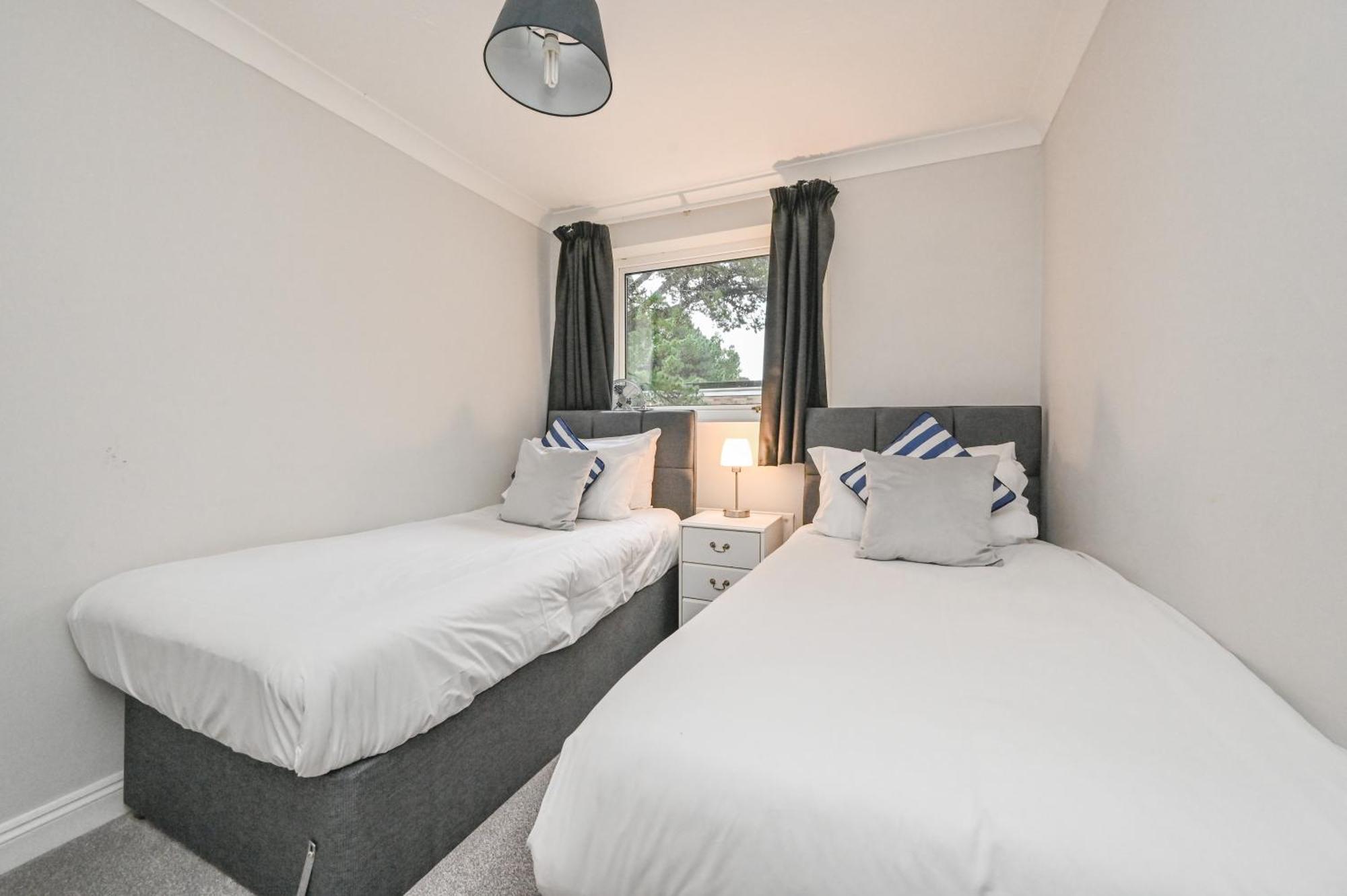Top Floor Sandbanks Apartment With Free Parking Just Minutes From The Beach And Bars Canford Cliffs Ngoại thất bức ảnh