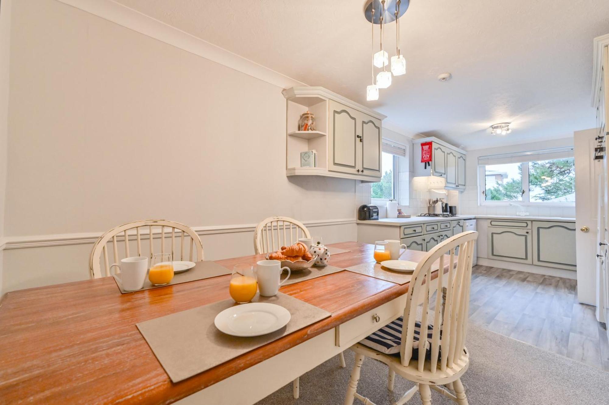 Top Floor Sandbanks Apartment With Free Parking Just Minutes From The Beach And Bars Canford Cliffs Ngoại thất bức ảnh